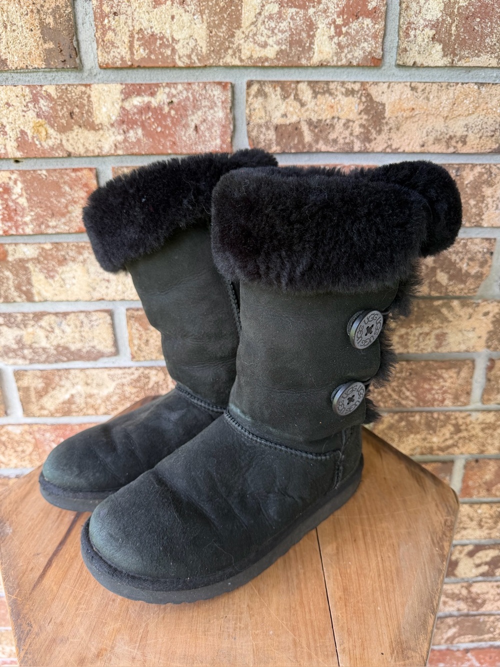 UGG Bailey Button Triplet Boots Women’s Size 7 Solid Black Very Good Condition!